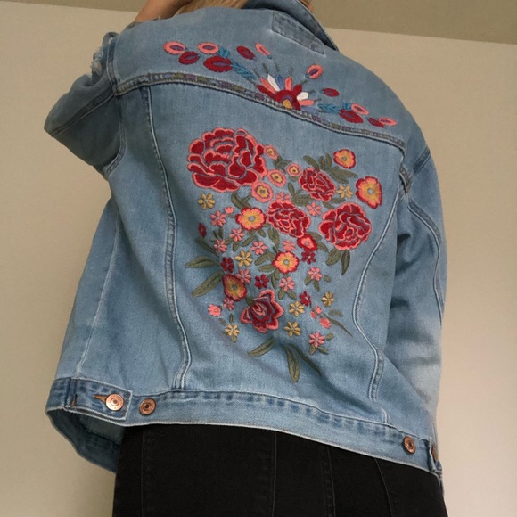 Denim jacket slightly distressed perfect condition - Picture 4 of 8